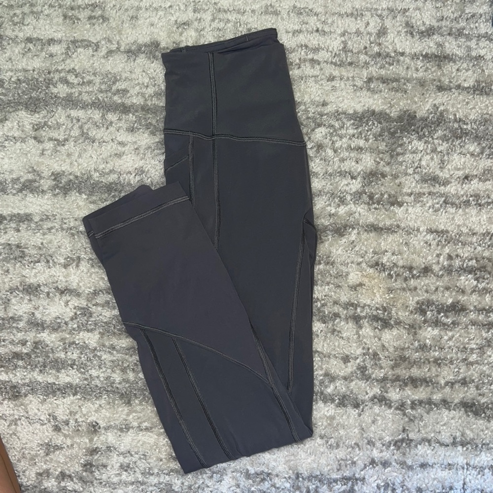 Grey crop lululemon leggings with pockets (4)